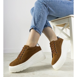 Ruskeat urheilukengät, joissa korkea Rapter -pohja 1