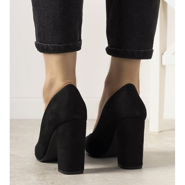 Mustat pumput Selva -pylväässä 1