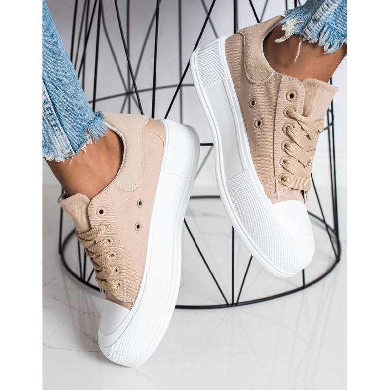 Goodin Klassiset lenkkarit alustalla beige 1