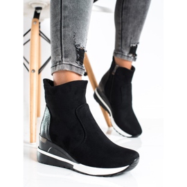 Korkeat saappaat kiilalla VINCEZA musta 1