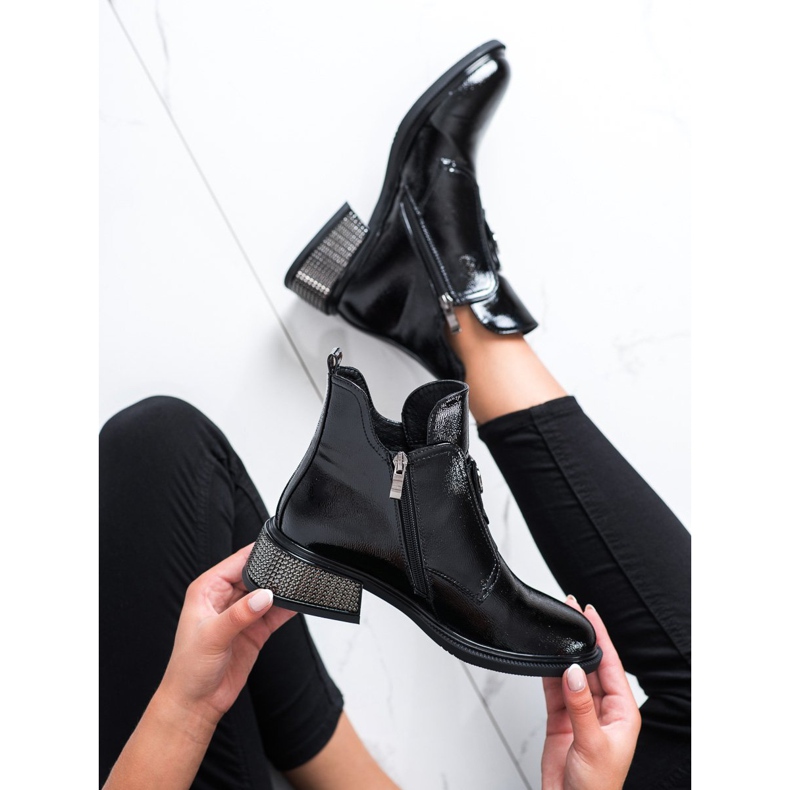 Filippo Tyylikkäät saappaat koristeellisella kantapäällä musta 1