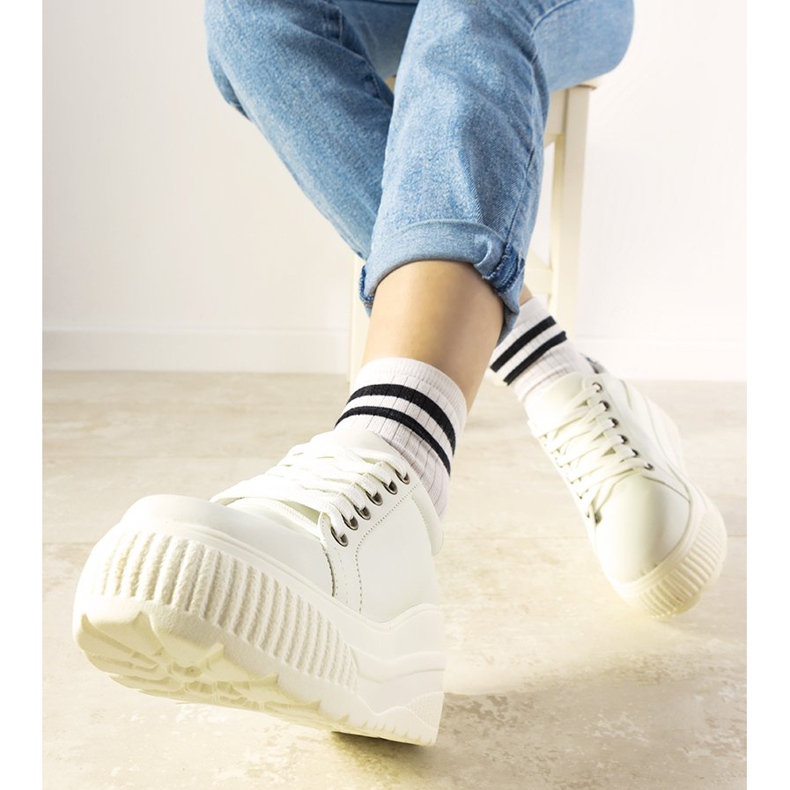 Valkoiset urheilukengät, joissa korkea pohjallinen valkoinen 1