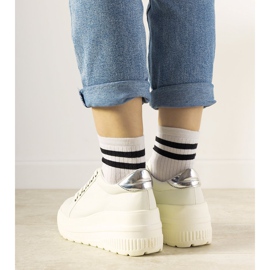 Valkoiset urheilukengät, joissa korkea pohjallinen valkoinen 2