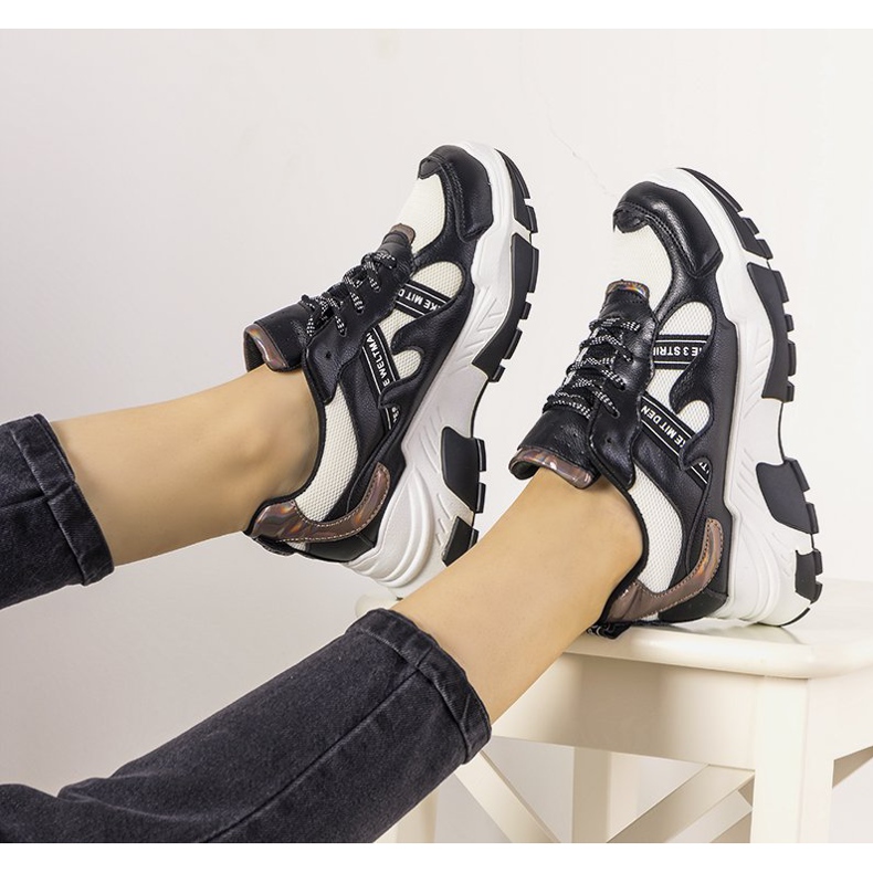 Mustat lenkkarit holografisilla Allisone -lisäosilla 1