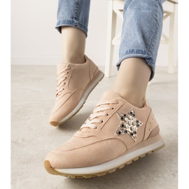 Vaaleanpunaiset urheilukengät, jotka on koristeltu Viivain -nastoilla vaaleanpunainen 1