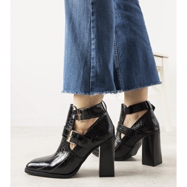 Mustat saappaat Maybelle -krokotiilikuorikuviossa 1