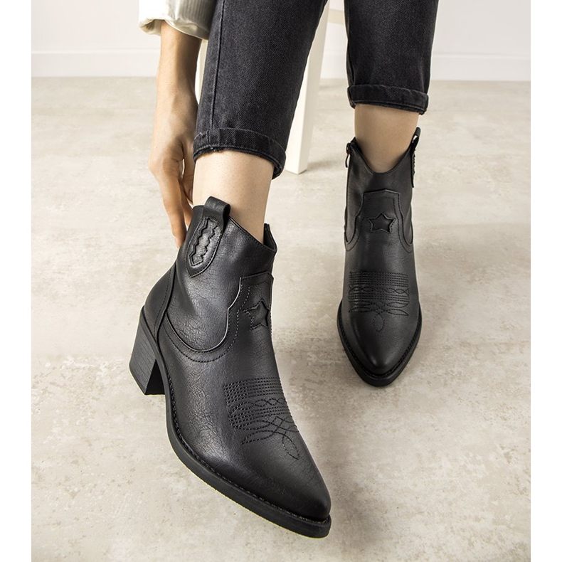 Mustat cowboy -saappaat, joissa brodeerattu Mustgrow -kuvio 2