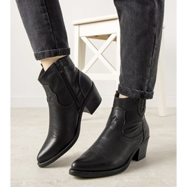 Mustat cowboy -saappaat, joissa brodeerattu Mustgrow -kuvio 1