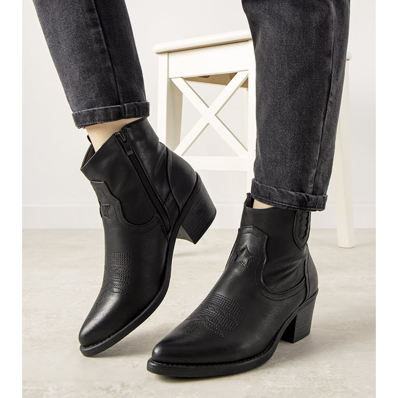 Mustat cowboy -saappaat, joissa brodeerattu Mustgrow -kuvio 1