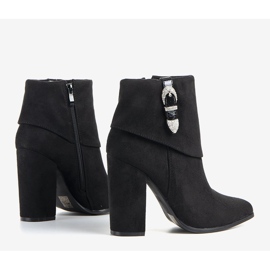 Mustat tyylikkäät saappaat Esgle -pylväässä 1