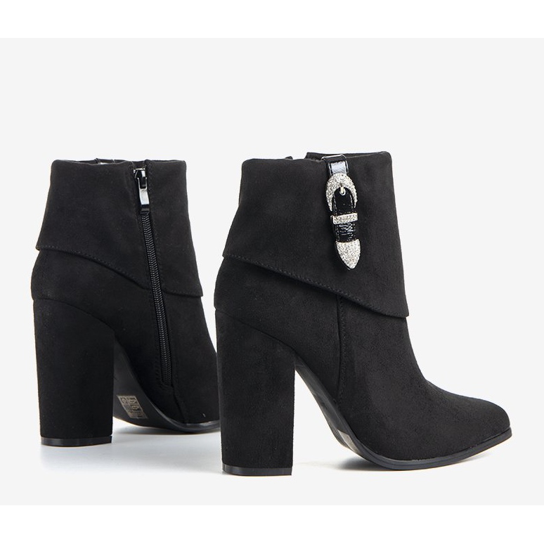 Mustat tyylikkäät saappaat Esgle -pylväässä 1