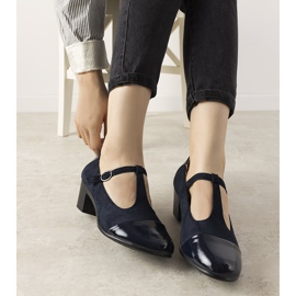 Tummansiniset pumput pylväässä, jossa on lakattu jälkiruoka varvas sininen 1