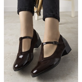 Ruskeat pumput pylväässä, jossa on lakattu Manam -varvas 1