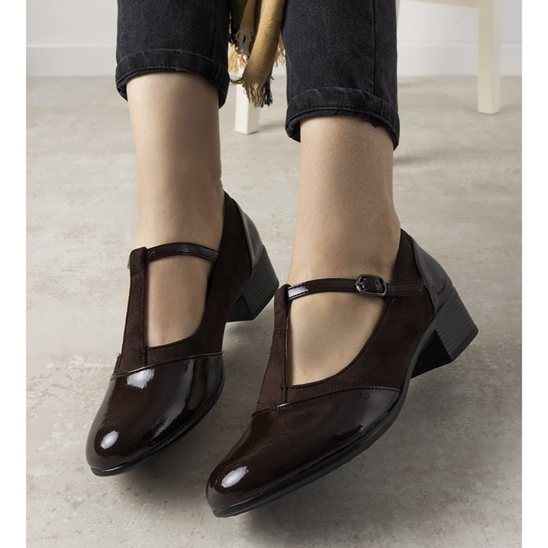 Ruskeat pumput pylväässä, jossa on lakattu Manam -varvas 1