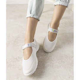 Valkoiset urheilukengät, joissa holografinen insertti Melania valkoinen 1