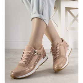 Vaaleanpunaiset urheilukengät, jotka on koristeltu Daphne -nastoilla vaaleanpunainen 1