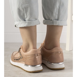 Vaaleanpunaiset urheilukengät, jotka on koristeltu Daphne -nastoilla vaaleanpunainen 2