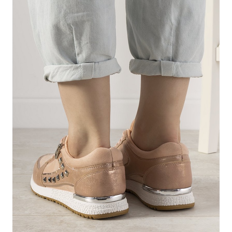 Vaaleanpunaiset urheilukengät, jotka on koristeltu Daphne -nastoilla vaaleanpunainen 2