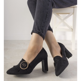 Mustat pumput pylväässä, jossa on lupaussolki 2