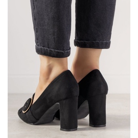 Mustat pumput pylväässä, jossa on lupaussolki 1