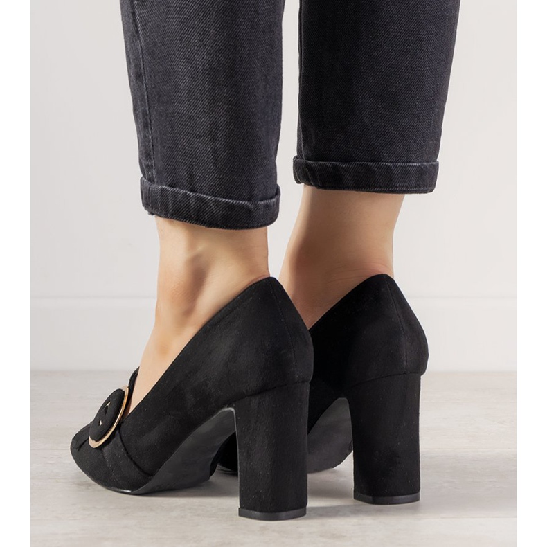 Mustat pumput pylväässä, jossa on lupaussolki 1