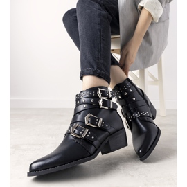 Mustat cowboy -saappaat, joissa Ergost -raidat 1