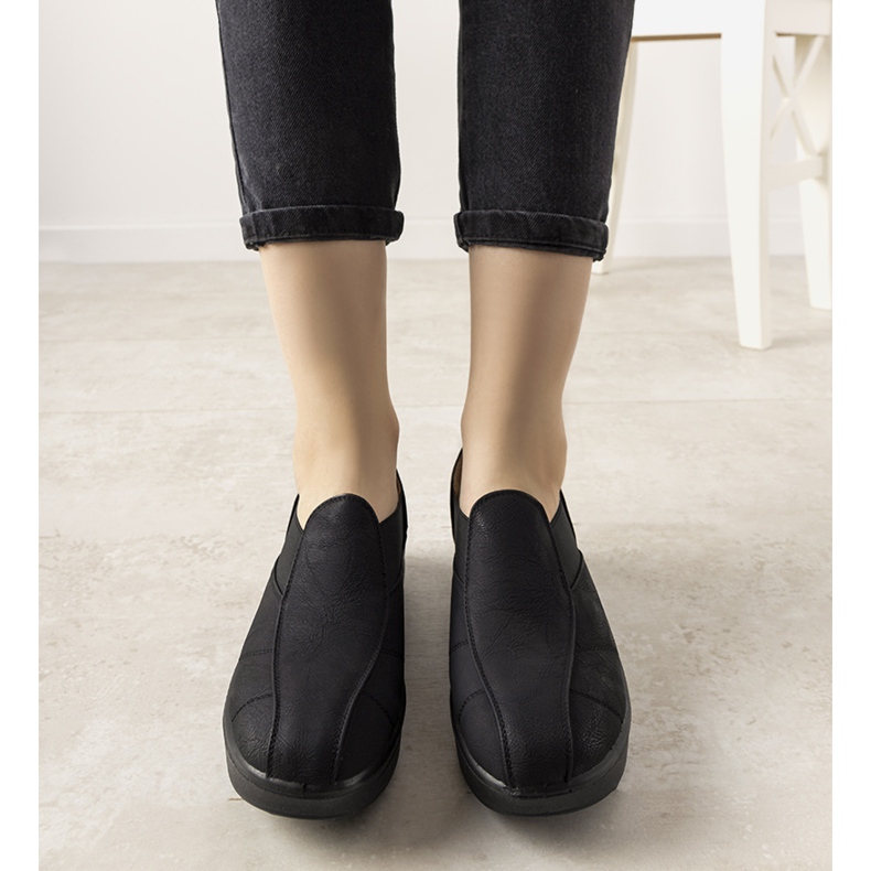 Mustat kengät korkealla Spike -pohjalla 1