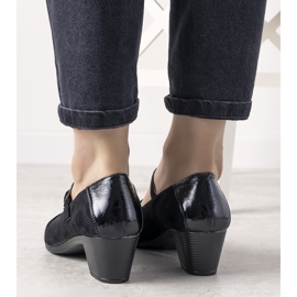 Mustat pumput pylväässä, jossa on lakattu jälkiruoka varvas 1