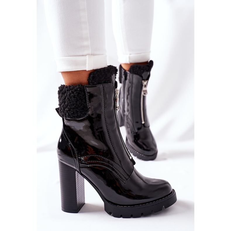 Lakatut mustat saappaat Arlestonin postissa 1