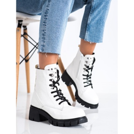 SHELOVET Muodikkaita työntekijöitä nastoilla valkoinen 2