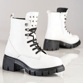 SHELOVET Muodikkaita työntekijöitä nastoilla valkoinen 1