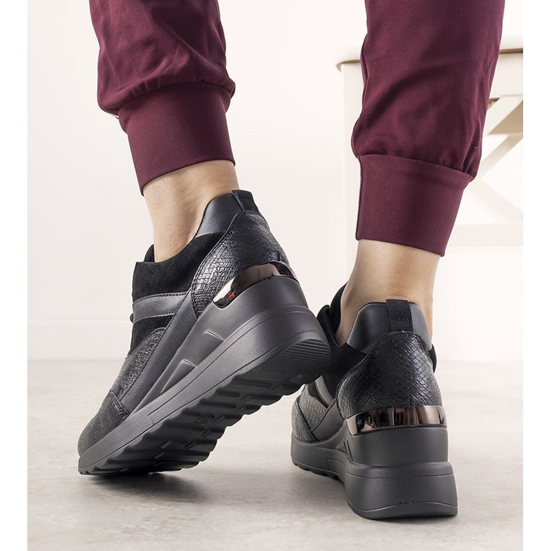 Halseyn mustat kengät, joissa on käärmeen iho 1