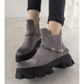 Harmaat saappaat, joissa on peloton rannekoru 1