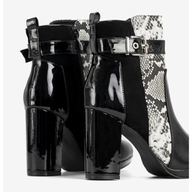 Mustat nilkkurit Peggie -pylväässä 1