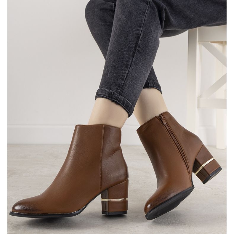 Ruskeat klassiset saappaat Arteagan postauksessa 1