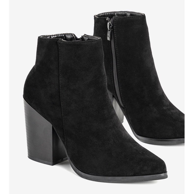 Mustat nilkkurit Miladyn pylväässä 1