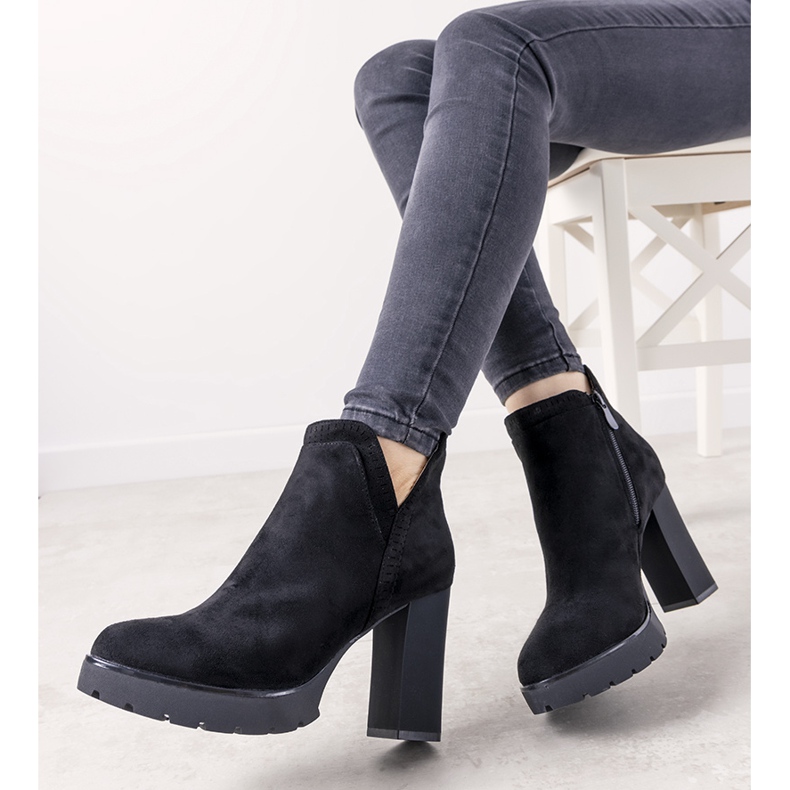 Mustat saappaat Bushido -pylväässä 1