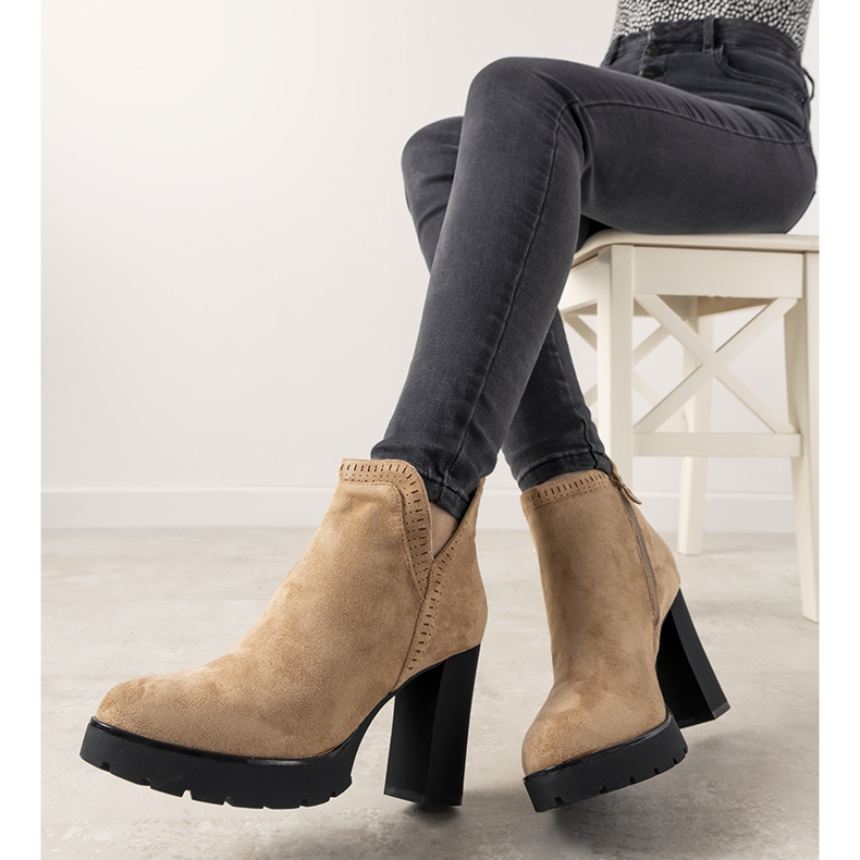 Beige saappaat Bushido -pylväässä 1