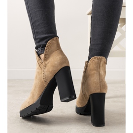 Beige saappaat Bushido -pylväässä 2