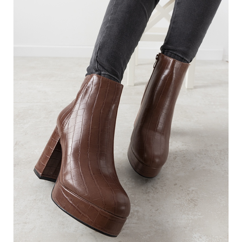 Ruskeat saappaat Usinayan postauksessa 1