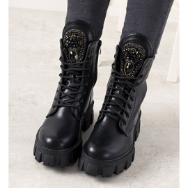 Mustat pyyntivälineet koristeellisella roomalaisella kielellä 1