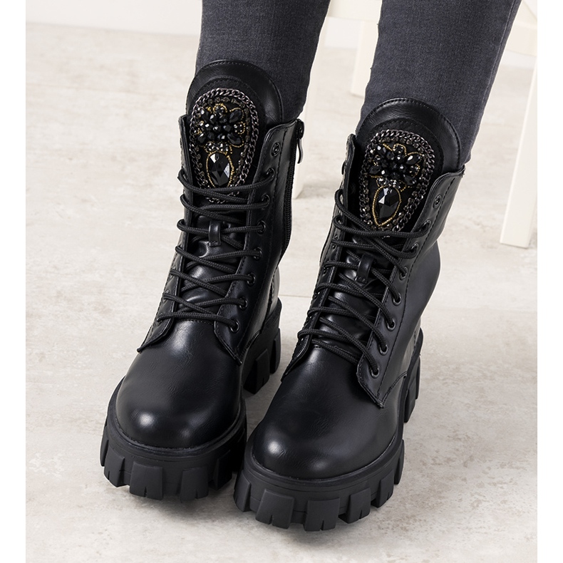 Mustat pyyntivälineet koristeellisella roomalaisella kielellä 1