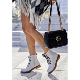 PE1 Lakatut työntekijöiden saapikkaat valkoisella liukukannalla valkoinen 2