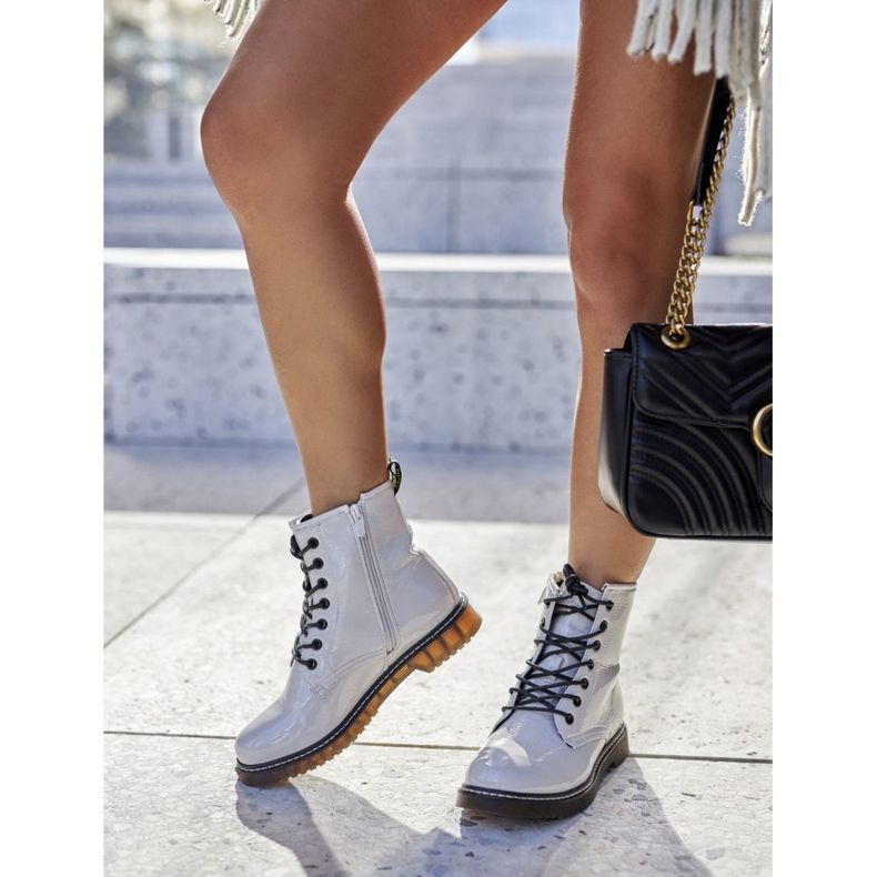 PE1 Lakatut työntekijöiden saapikkaat valkoisella liukukannalla valkoinen 1