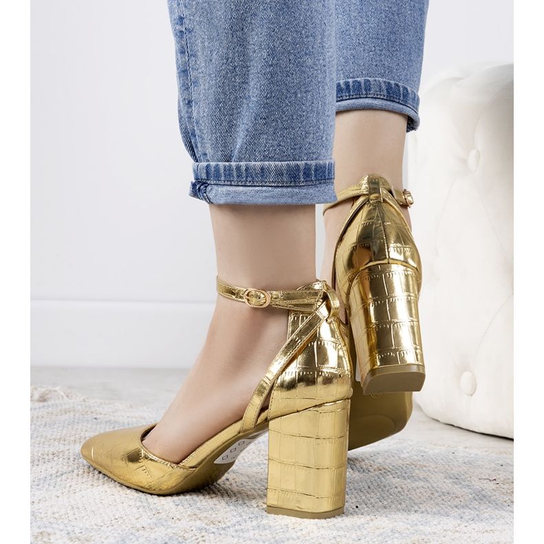 Kultapumput Davies -pylväässä kultainen 1