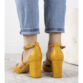 Keltaiset pumput Strutt -pylväässä keltainen 1