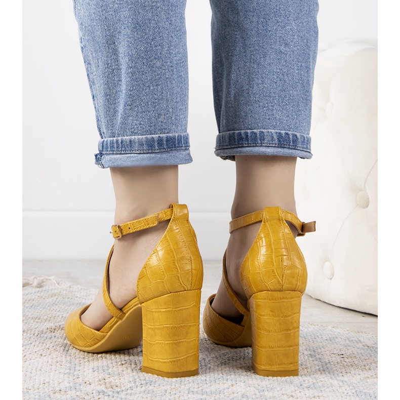 Keltaiset pumput Strutt -pylväässä keltainen 1