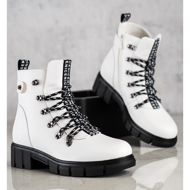 Valkoiset työntekijät VINCEZA -alustalla valkoinen 1