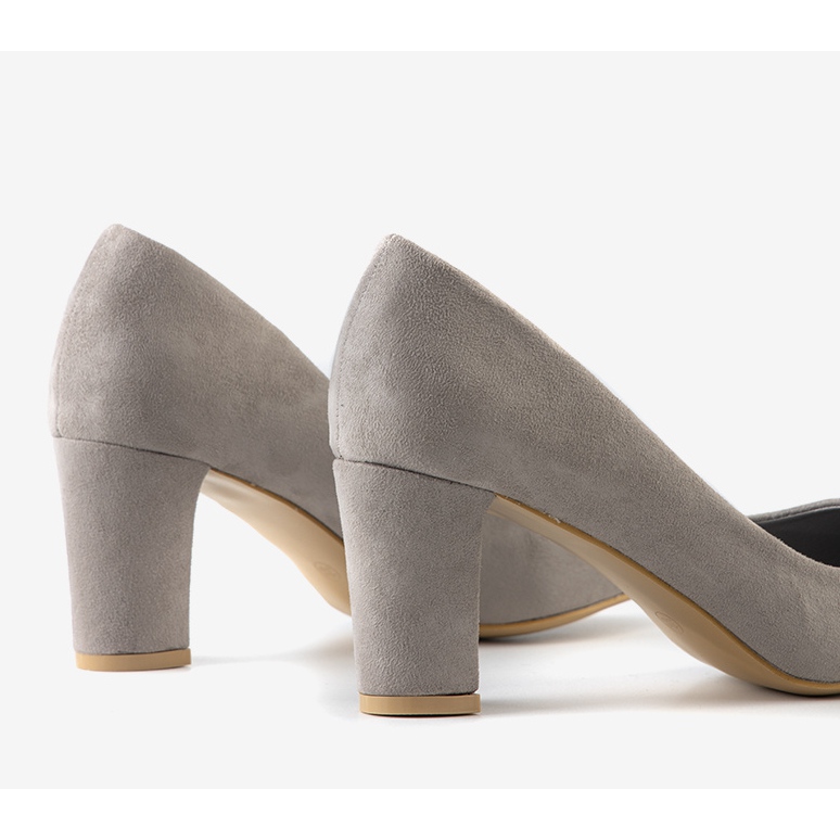 Harmaat klassiset pumput Barringtonin pylväässä 1