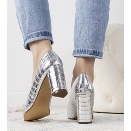 Hopeapumput Cowen -pylväässä 1